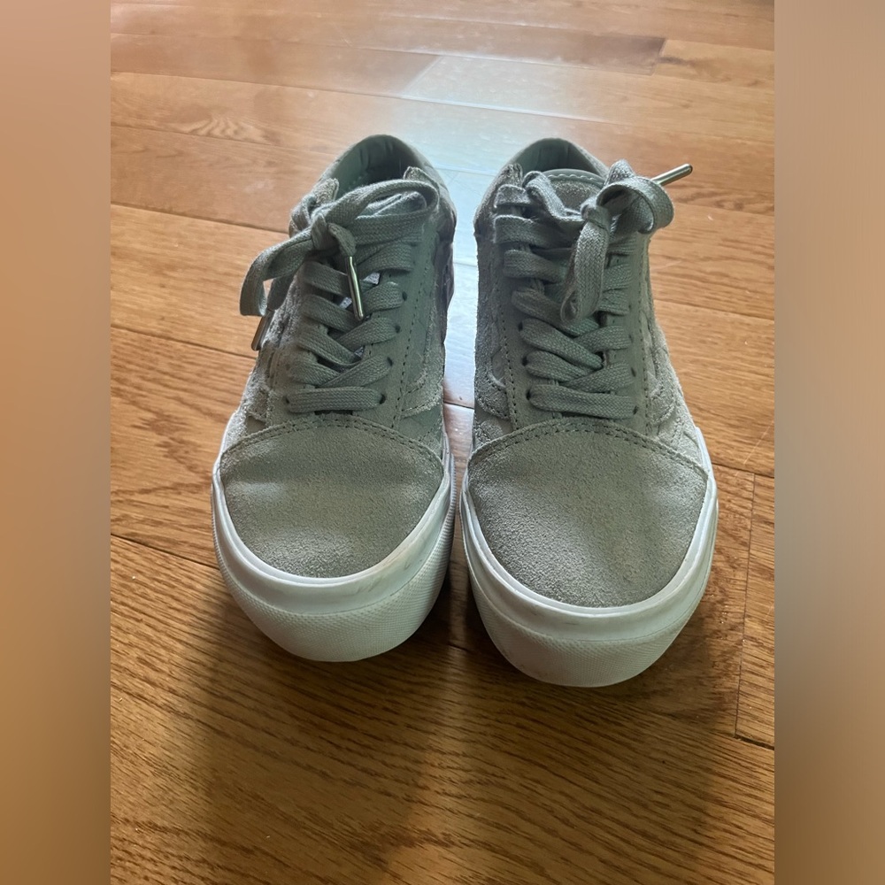 Woman’s “old skool” platform sneakers 5.5 gray sued